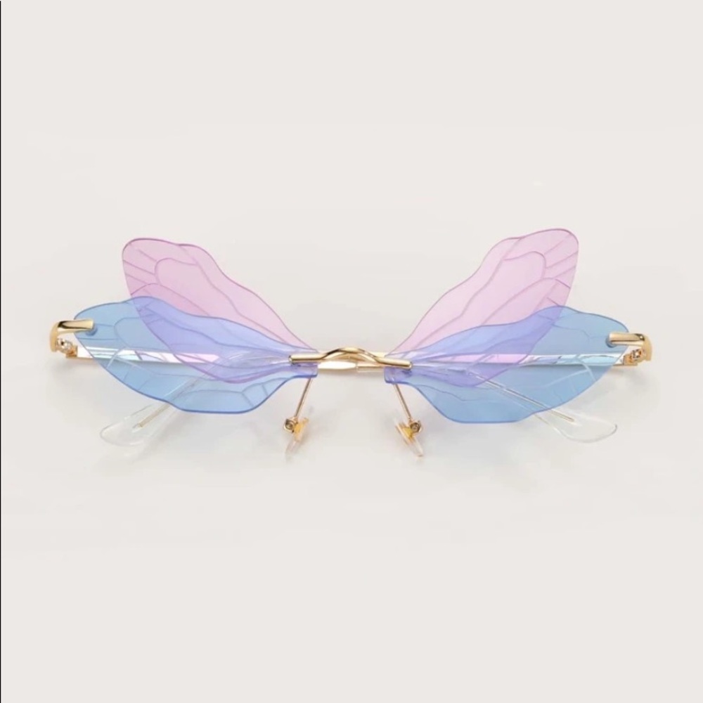 Butterfly Sunglasses with a coordinating pouch - Picture 4 of 7